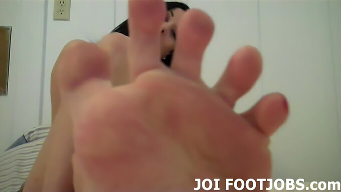 เตรียมลิ้นของคุณสําหรับการบูชาเท้าและการกระทํา Footjob