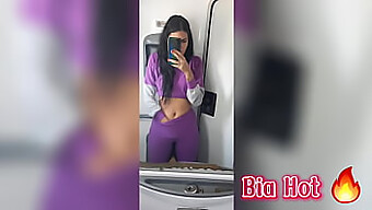 Bia, Uma Morena Quente E Excitada, Se Entrega A Uma Sessão De Prazer Solo Em Um Banheiro De Ônibus Público