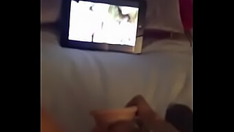 Milf Se Pone Traviesa Con Un Consolador Mientras Ve Porno