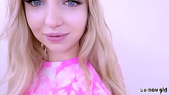 Smuk Babe Med Langt Hår Giver Pov Blowjob