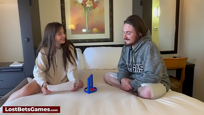 Un Couple Amateur Devient Excité Et Se Déshabille Pour Un Jeu Chaud