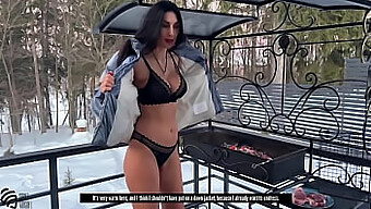 La Femme Brune Liza Virgin Fait Une Fellation Dans La Cuisine Et Reçoit Une Éjaculation Dans Sa Chatte