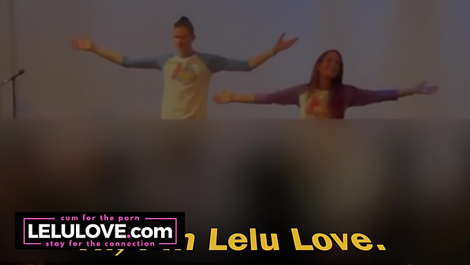 커플의 첫 번째 성인 공연 장면 뒤에서의 친밀한 경험 - Lelu Love