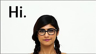 ร่างกายที่แข็งแรงของ Mia Khalifa จัดแสดงในฉากโรงยิมระยะใกล้